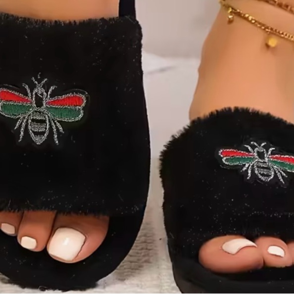 💫 Women's Black Furry Slippers 🐝
